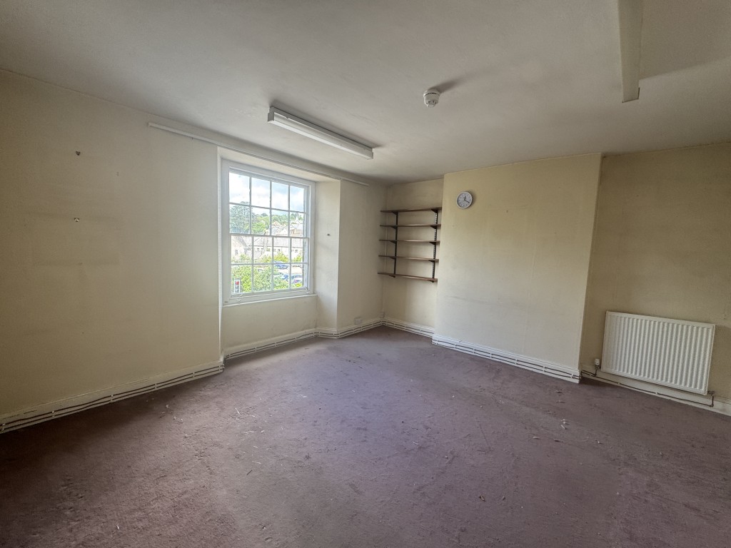 Lot: 80 - VERSATILE PROPERTY WITH POTENTIAL CLOSE TO TOWN CENTRE - First floor room two